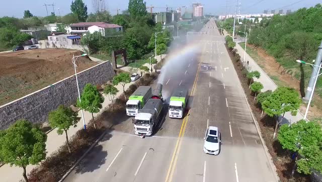 信陽(yáng)雄獅重工抑塵車、清掃車后美麗彩虹